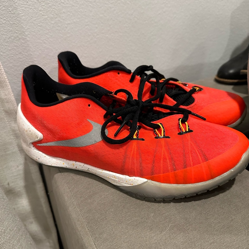 Men’s basketball shoes